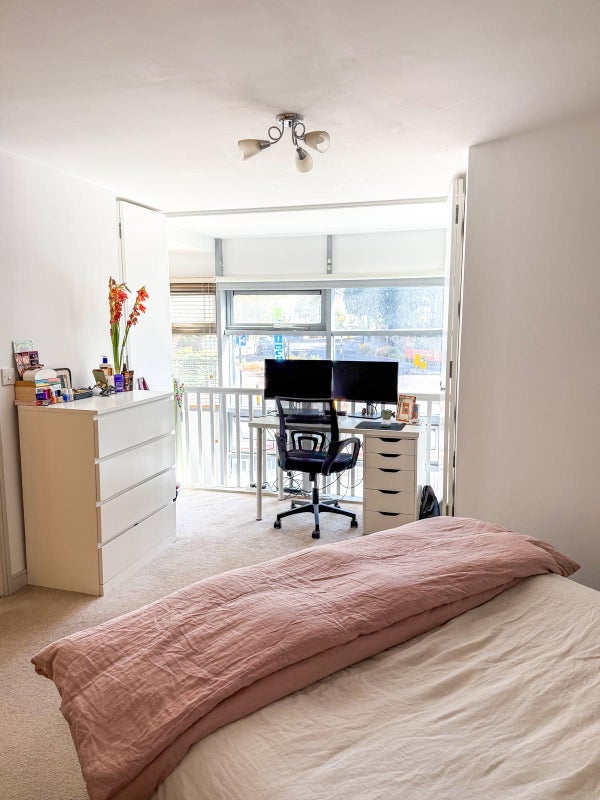 Flat Benwell Road in Greater London