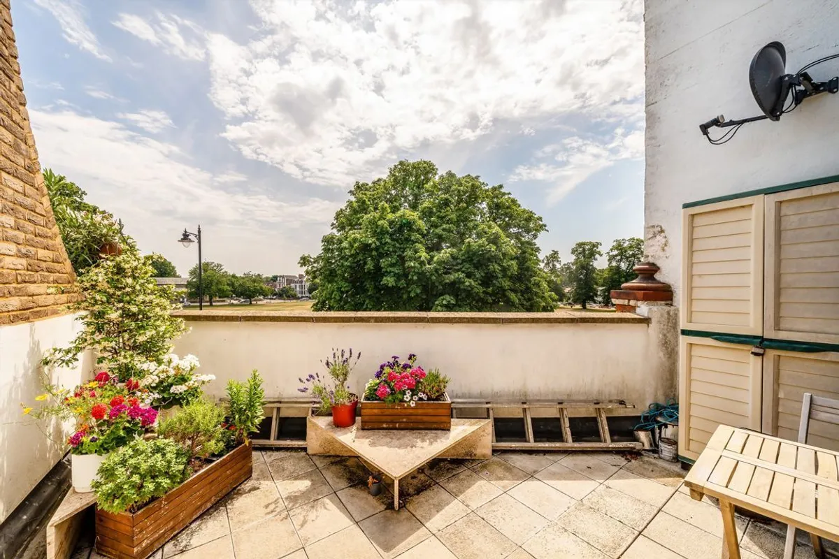 Flat The Green in Greater London