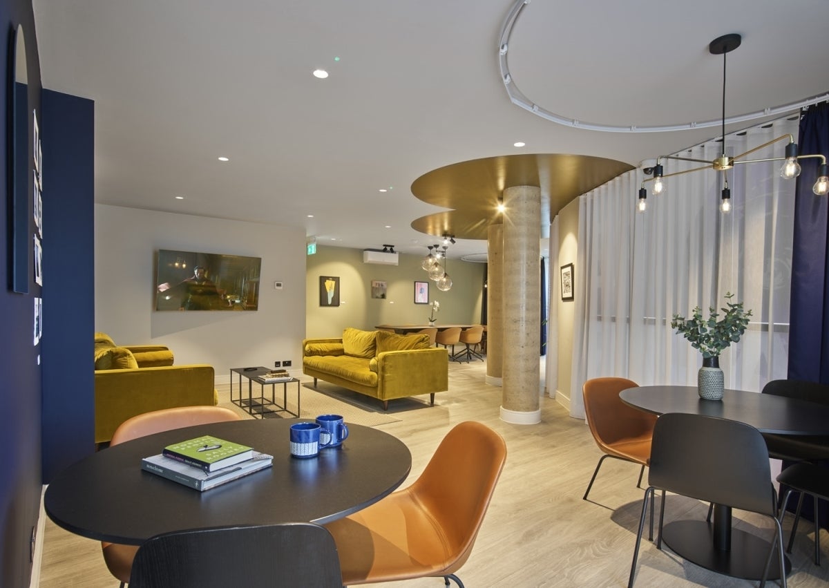 Flat Curtis Lane in Greater London