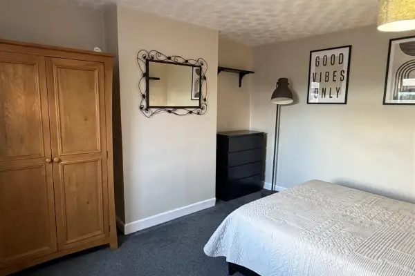 Room Westfield Road in Wellingborough