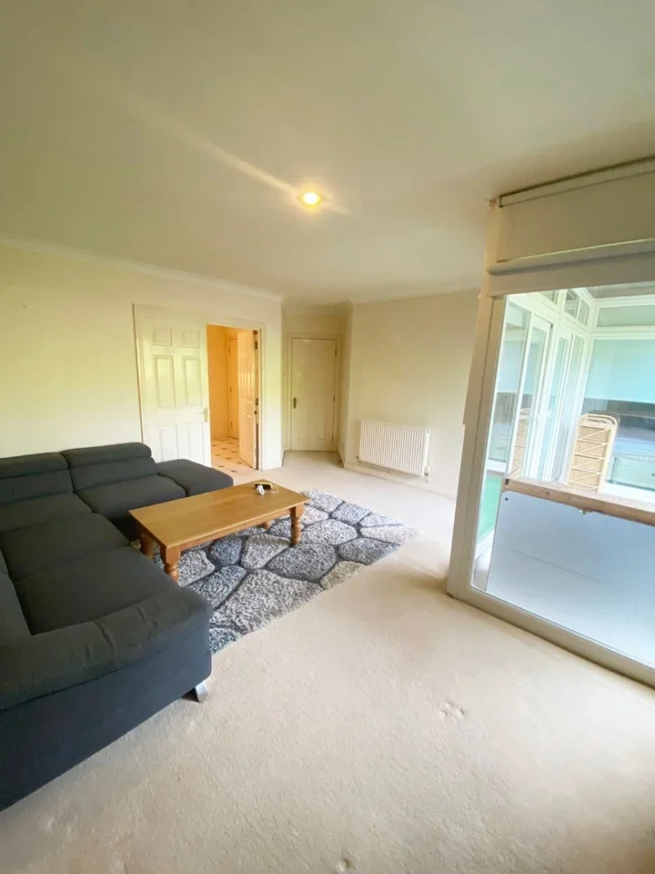 Flat Holden Road in Greater London