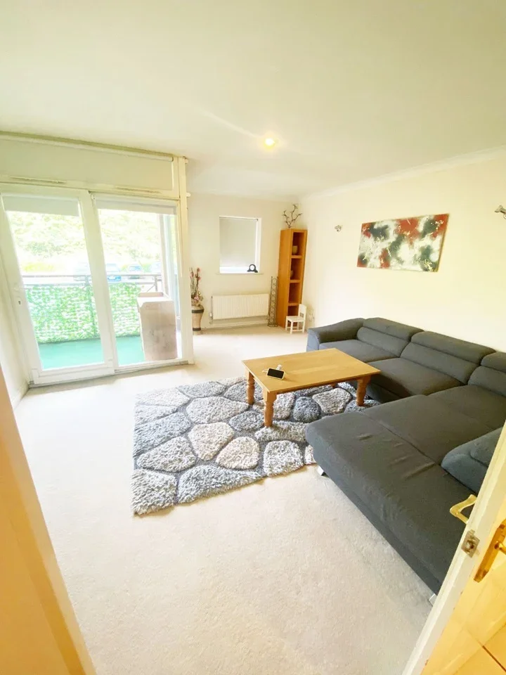 Flat Holden Road in Greater London