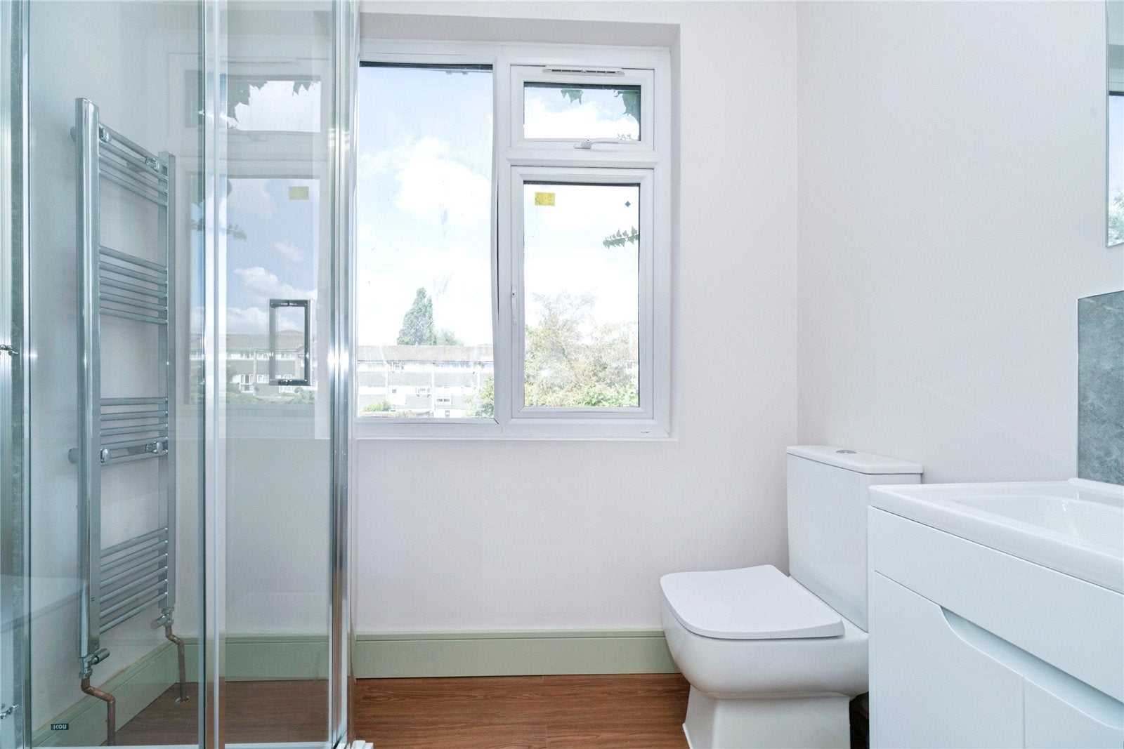 Room Nigel Close in Greater London