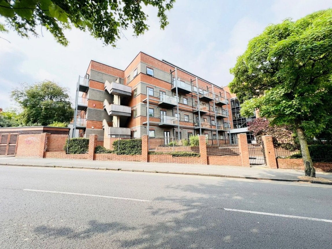 Flat Victoria Road in Swindon