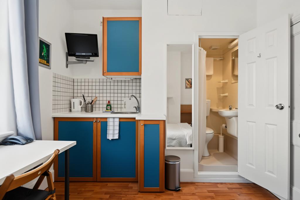 Room Fulham Palace Road in Greater London