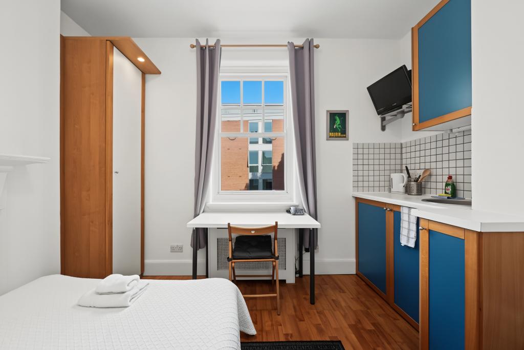 Room Fulham Palace Road in Greater London