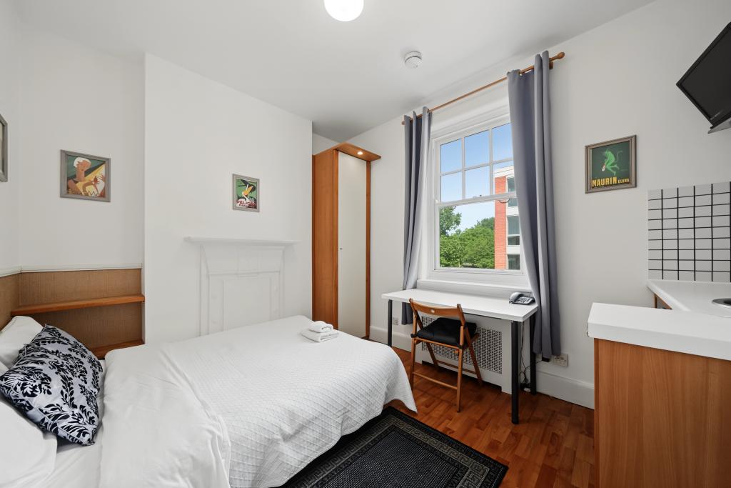 Room Fulham Palace Road in Greater London