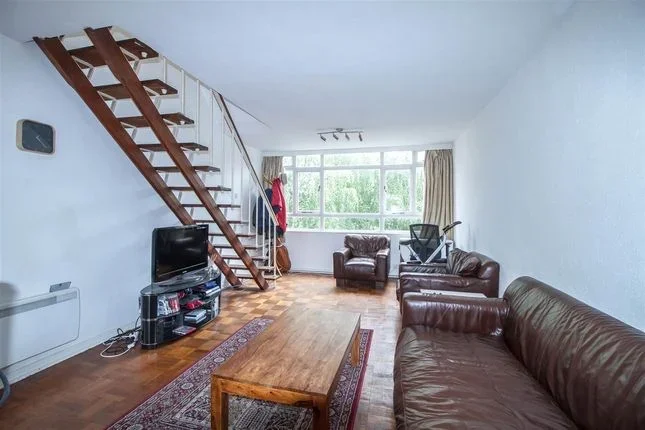 Flat Kersfield Road in Greater London