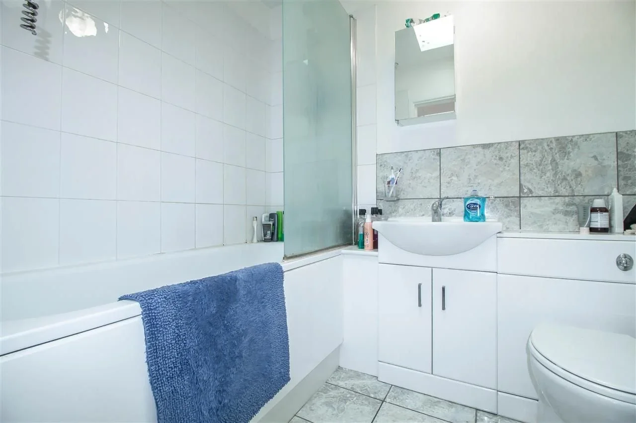 Flat Kersfield Road in Greater London