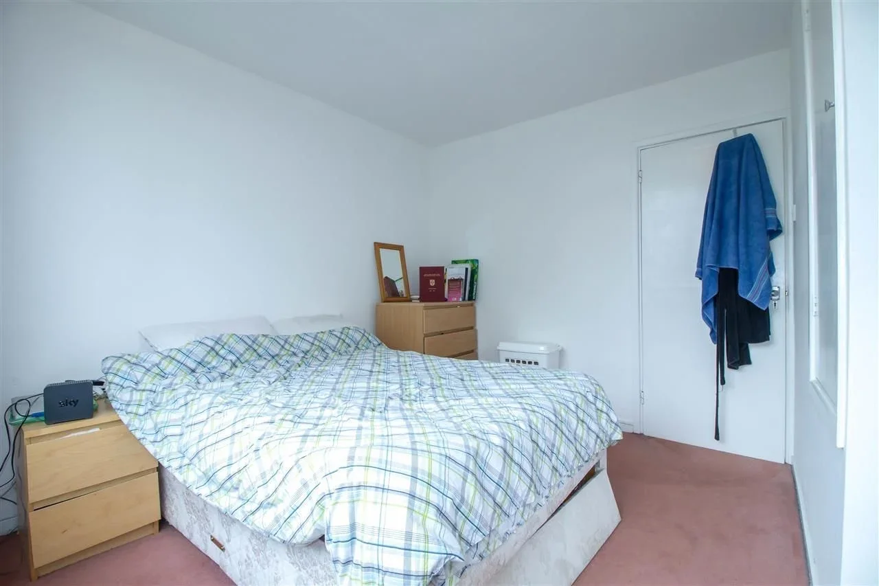 Flat Kersfield Road in Greater London