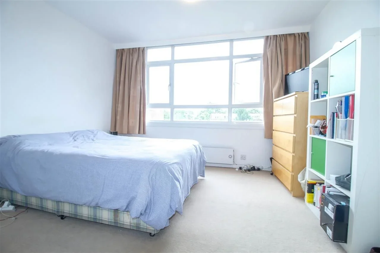 Flat Kersfield Road in Greater London