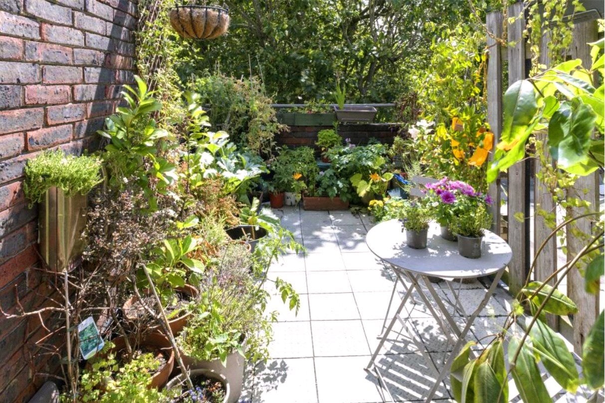 Flat Whitchurch Road in Greater London