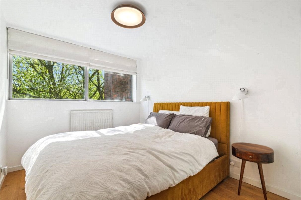 Flat Whitchurch Road in Greater London