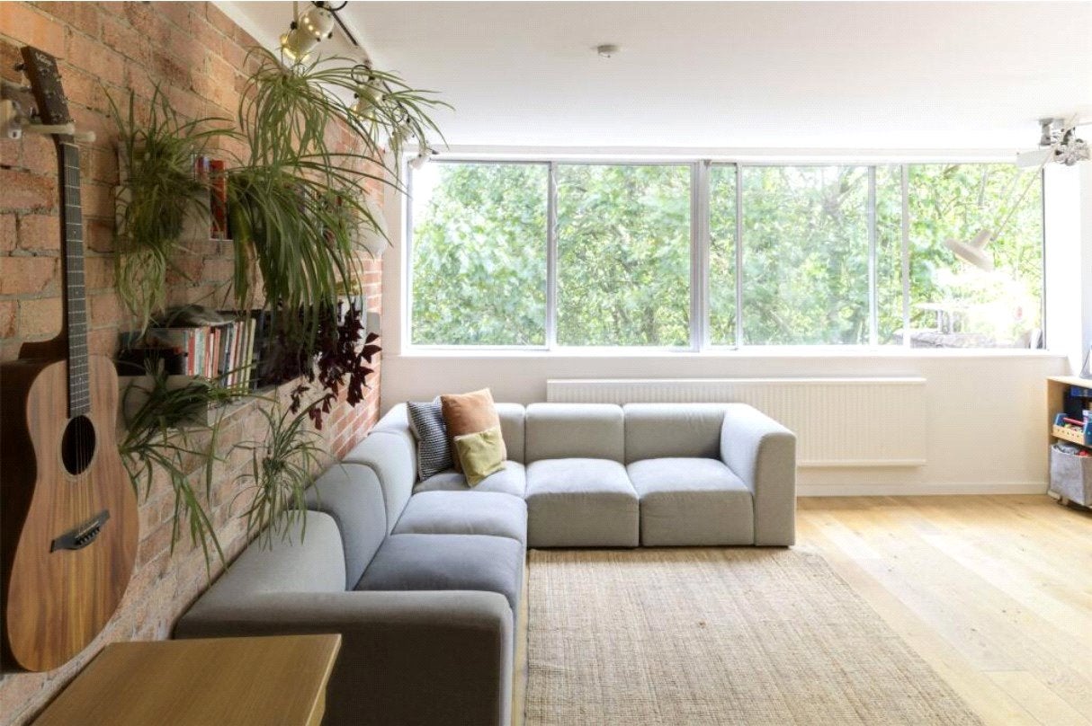 Flat Whitchurch Road in Greater London