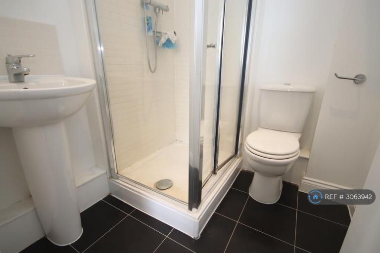 Flat Tanners Close in Greater London