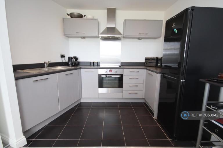 Flat Tanners Close in Greater London