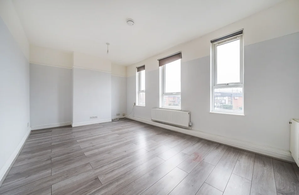 Flat Hook Rise North in London