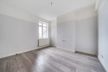 Flat Hook Rise North in London