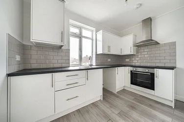 Flat Hook Rise North in London