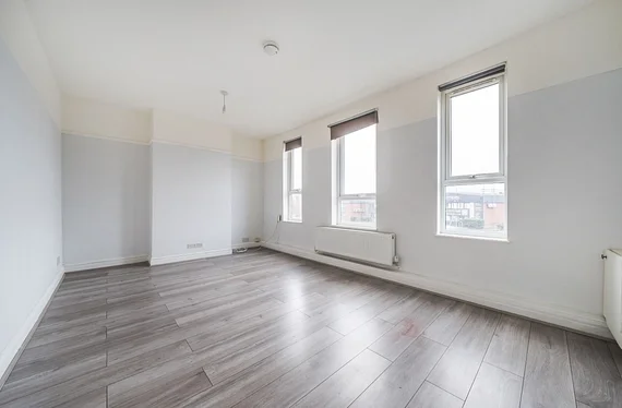 Flat Hook Rise North in London