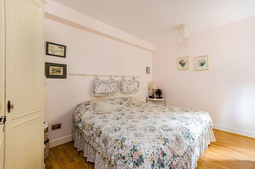 Flat Lucan Place in Greater London