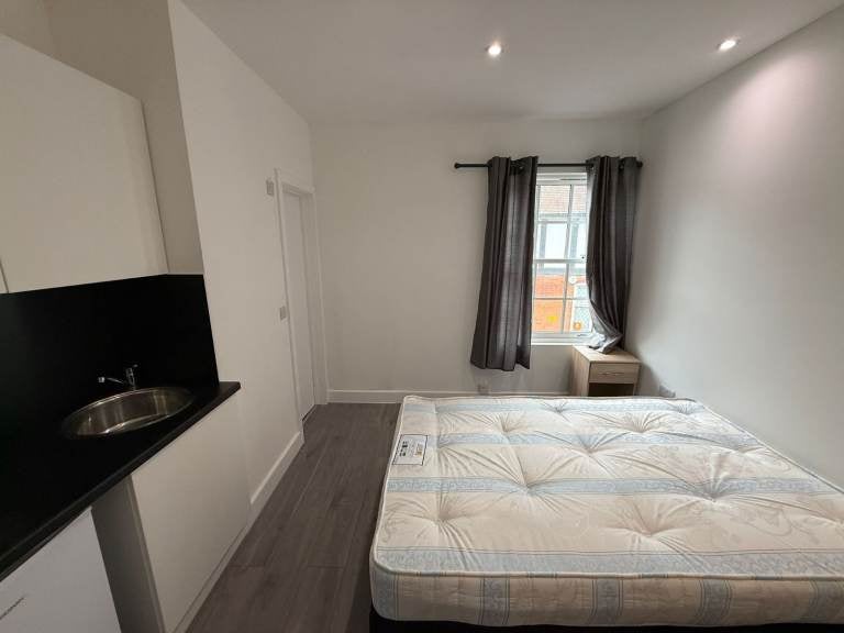 Flat Middle Road in Greater London