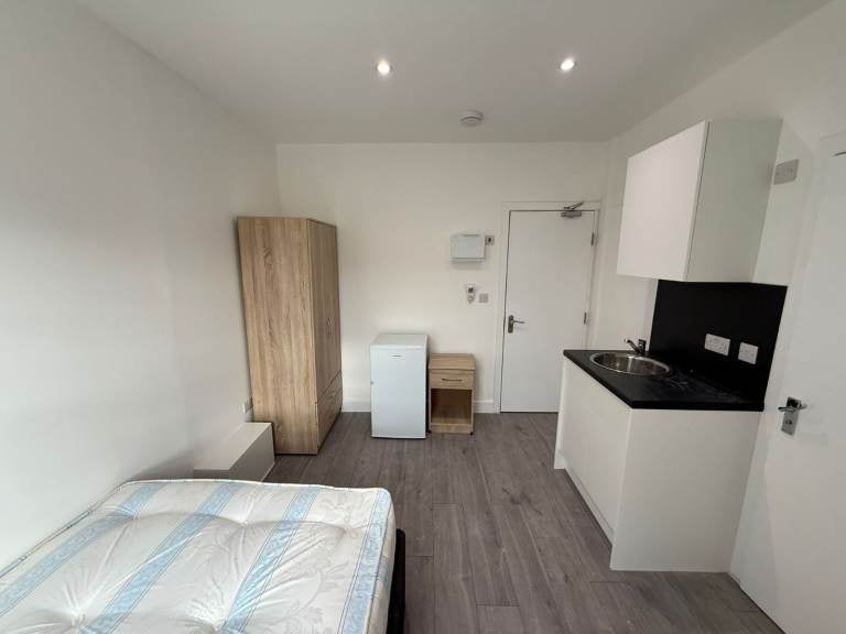 Flat Middle Road in Greater London