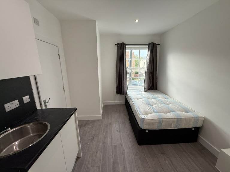 Flat Middle Road in Greater London