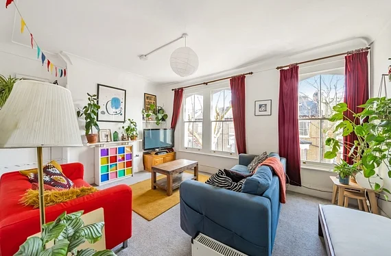 Flat Dalyell Road in Greater London