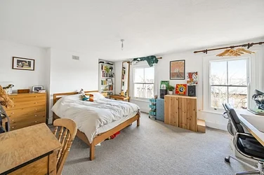 Flat Dalyell Road in Greater London