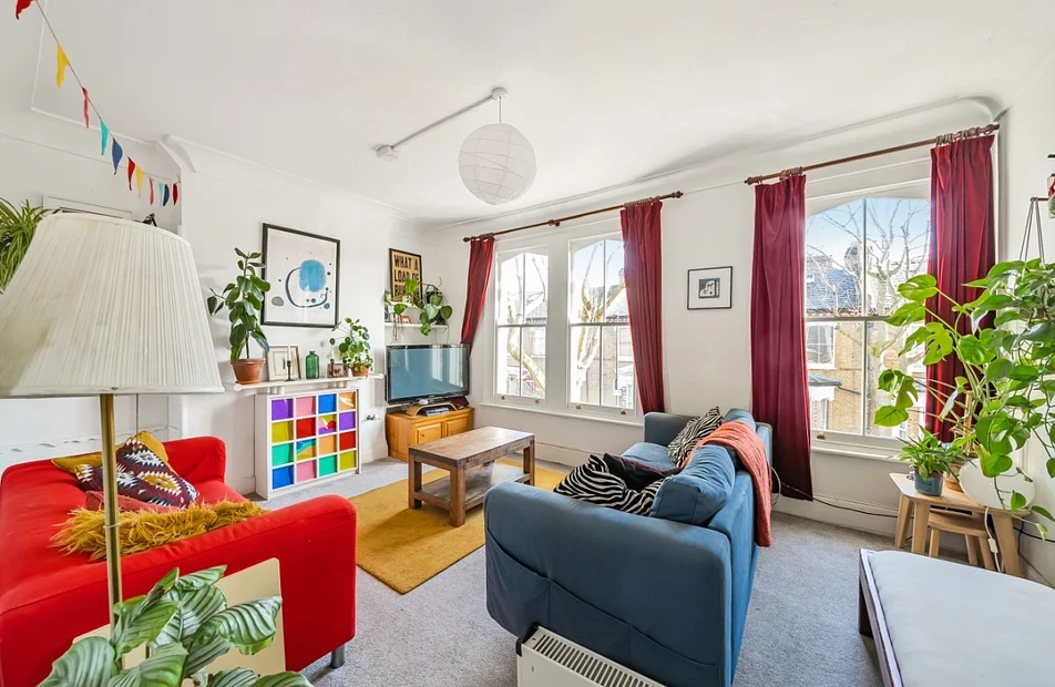 Flat Dalyell Road in Greater London
