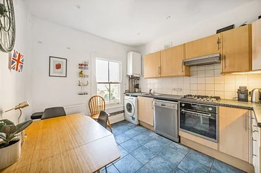 Flat Dalyell Road in Greater London