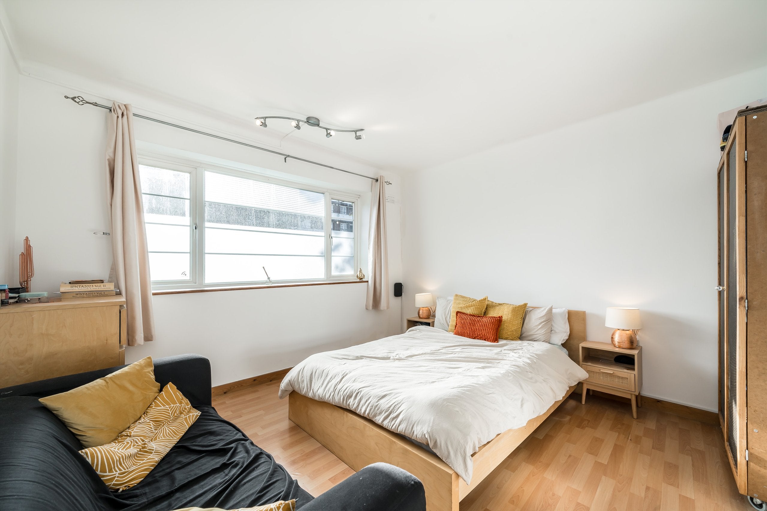Flat Crownstone Road in Greater London