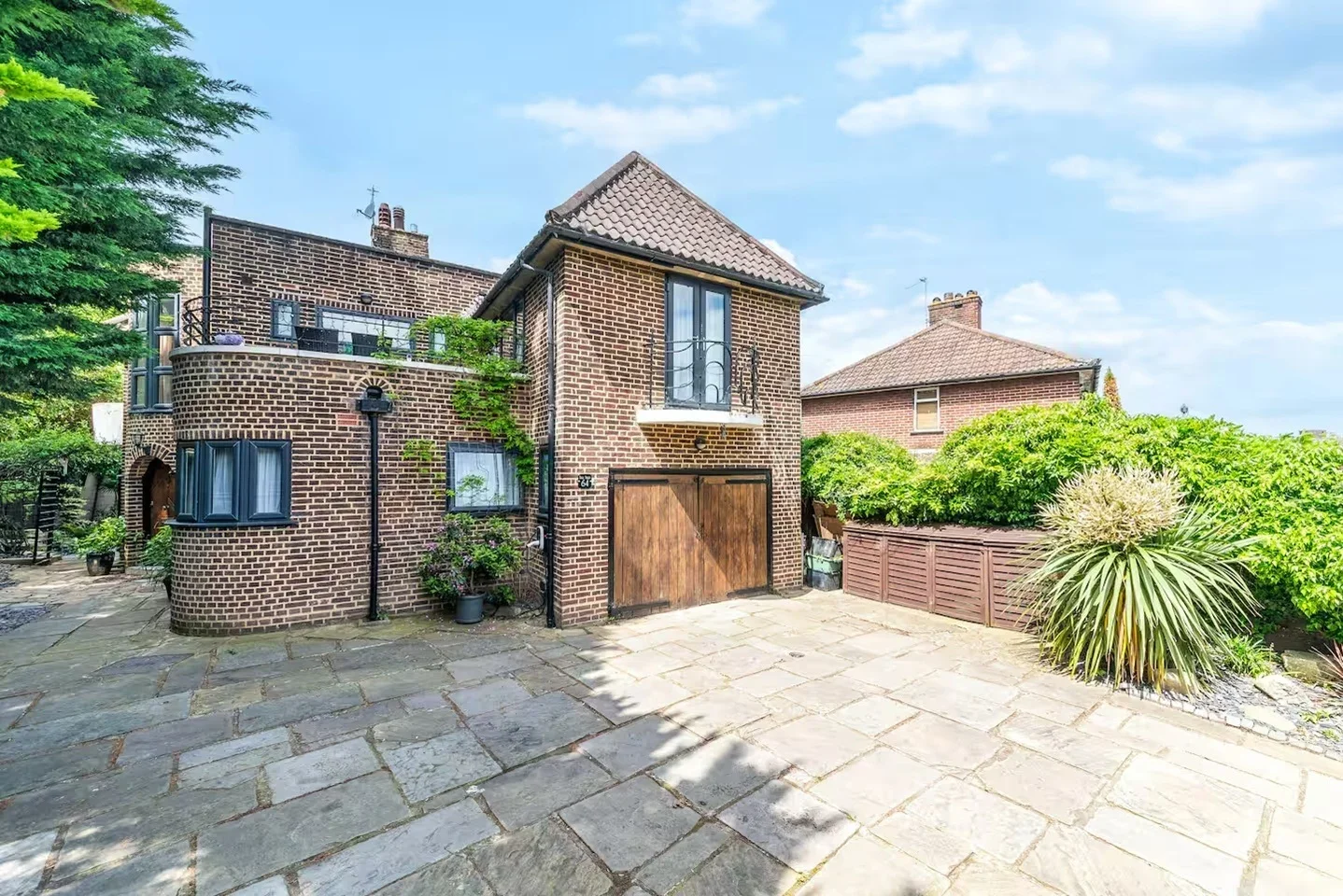 House Tenterden Close in Greater London