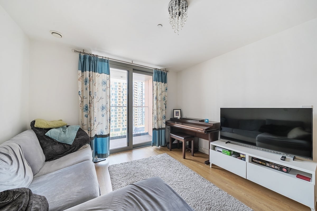 Flat Cornmill Lane in Greater London