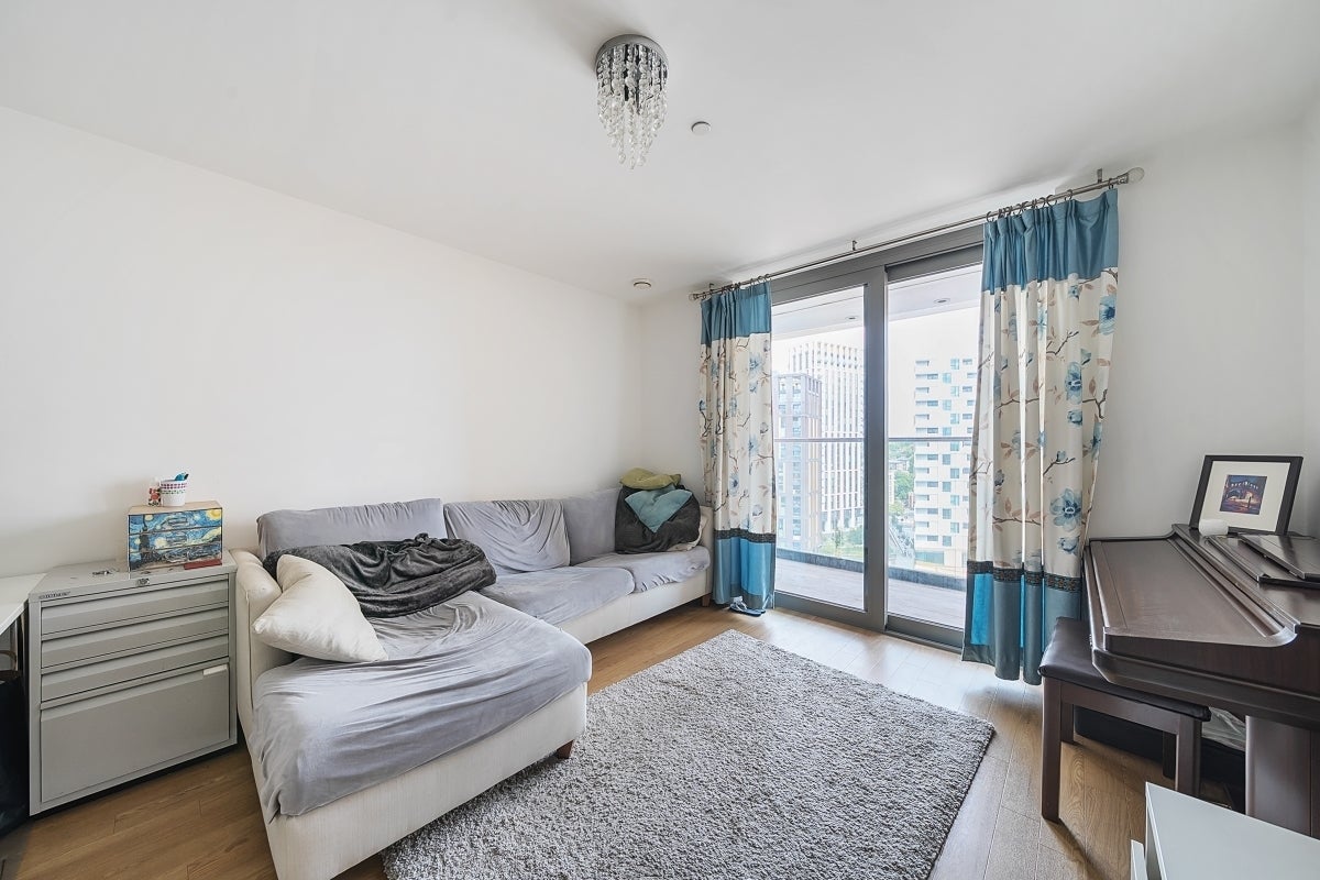 Flat Cornmill Lane in Greater London
