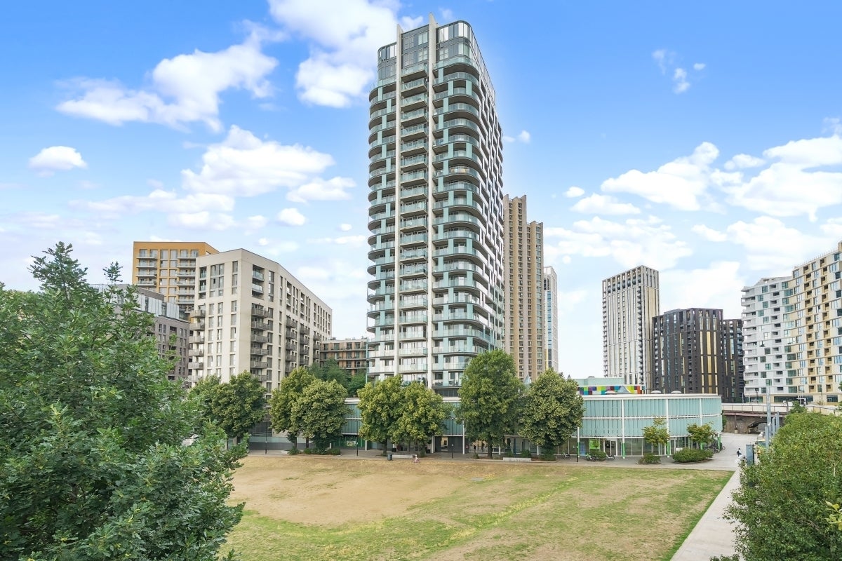 Flat Cornmill Lane in Greater London