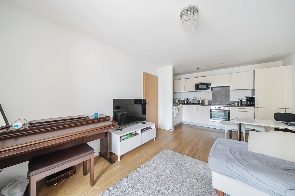 Flat Cornmill Lane in Greater London
