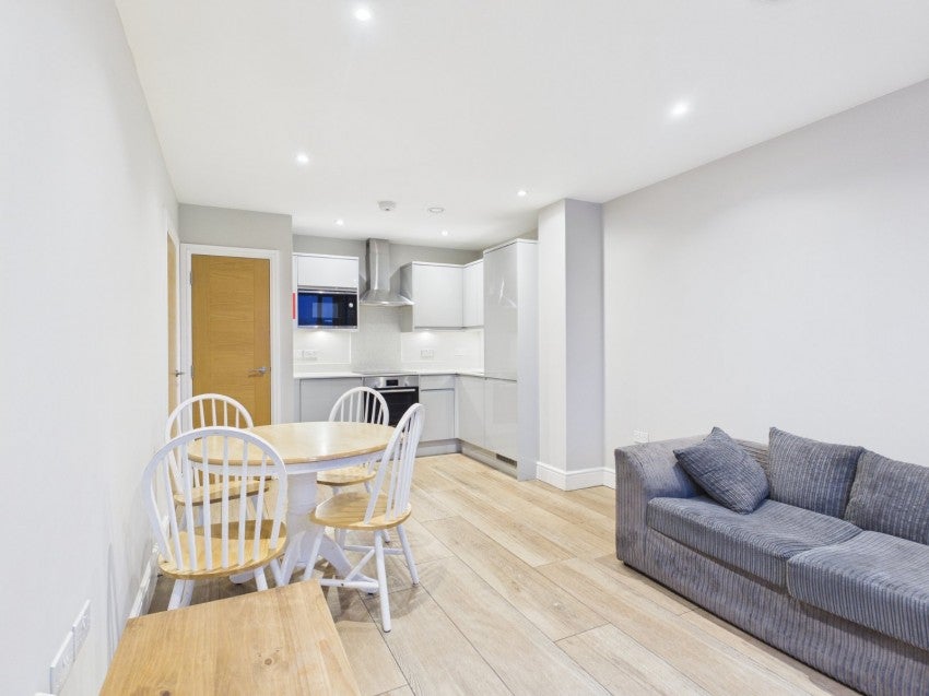 Flat Petersfield Avenue in Slough