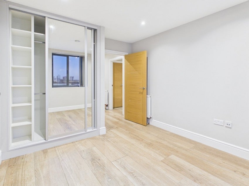 Flat Petersfield Avenue in Slough