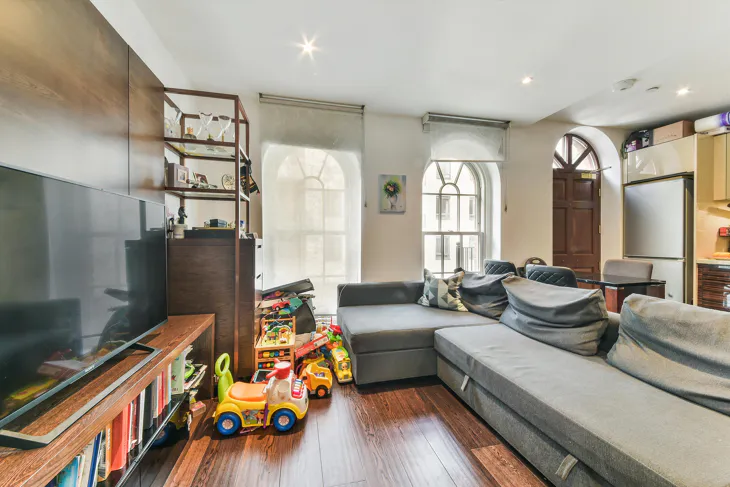 Flat Sovereign Close in Greater London