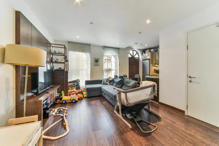 Flat Sovereign Close in Greater London