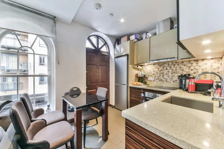 Flat Sovereign Close in Greater London