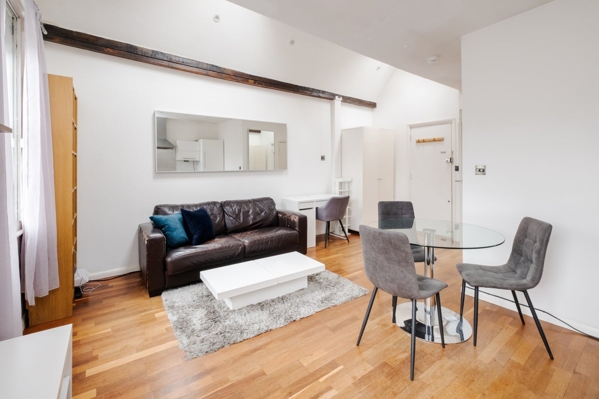 Flat Canonbury Road in Greater London
