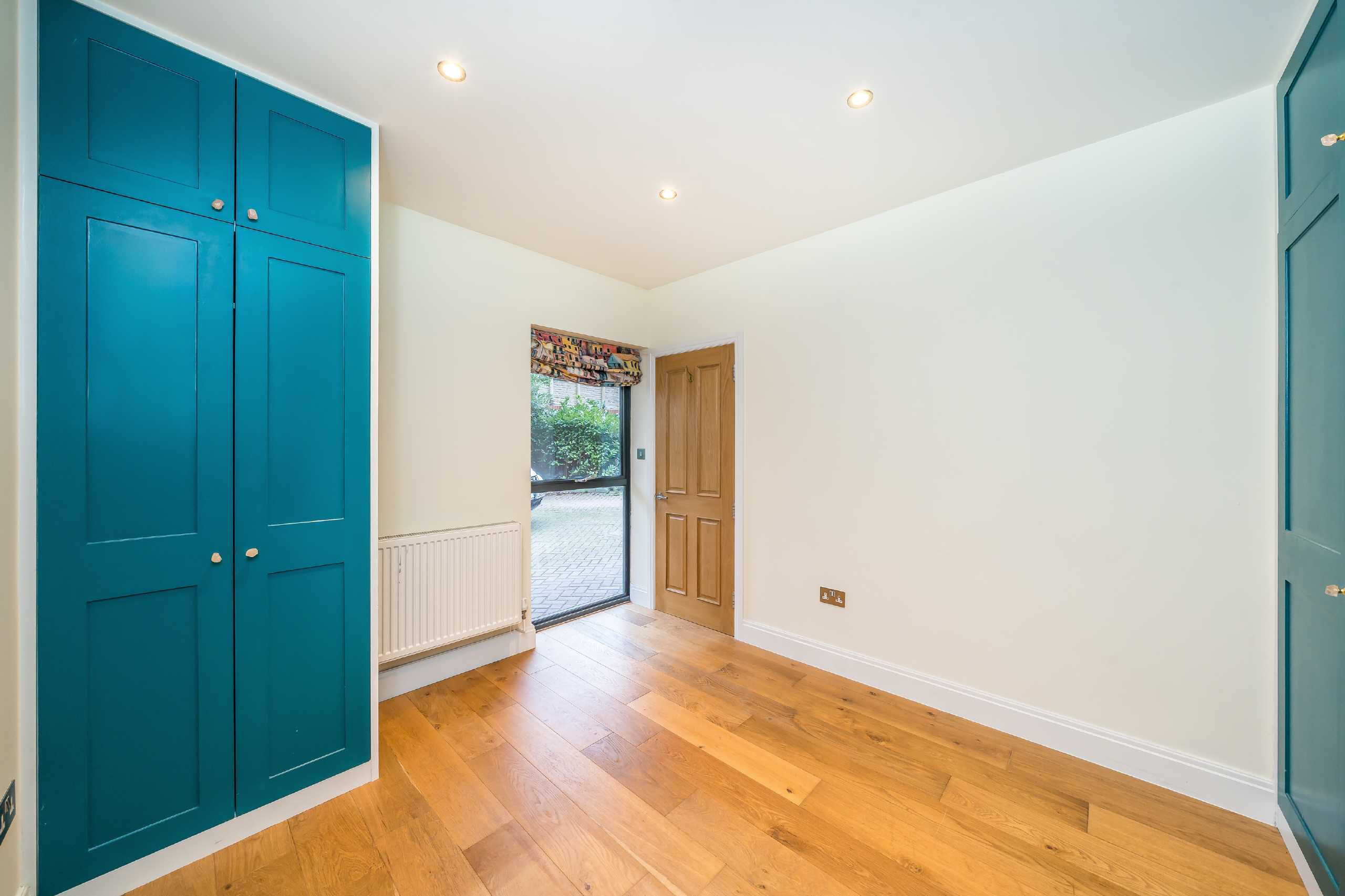 Flat Arodene Road in Greater London