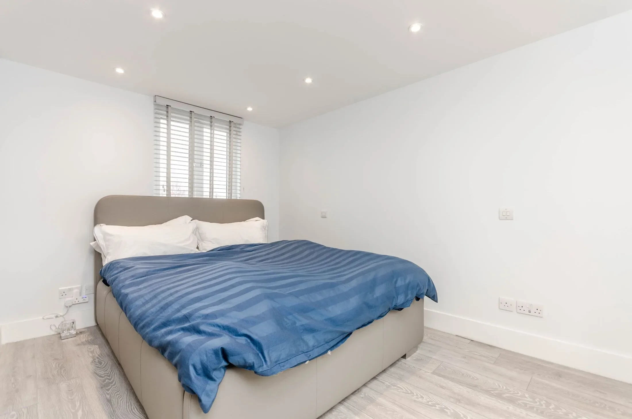 Flat Antrobus Road in Greater London