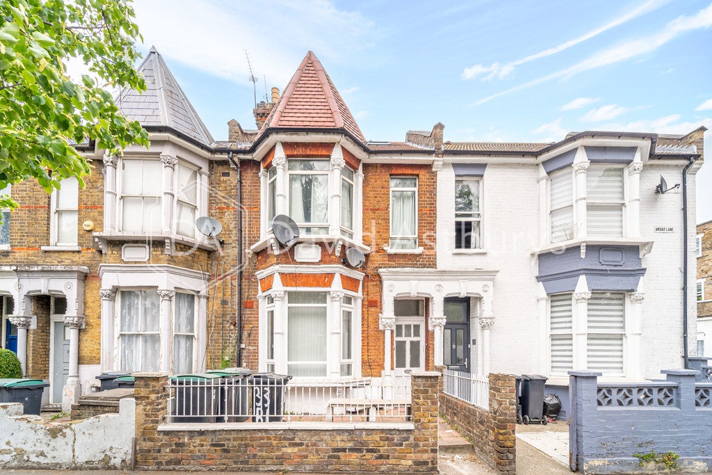 Flat Broad Lane in Greater London