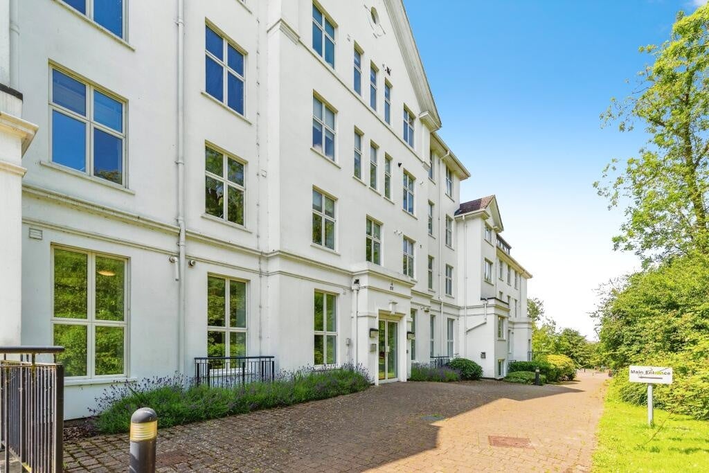 Flat Berrywood Drive in Duston