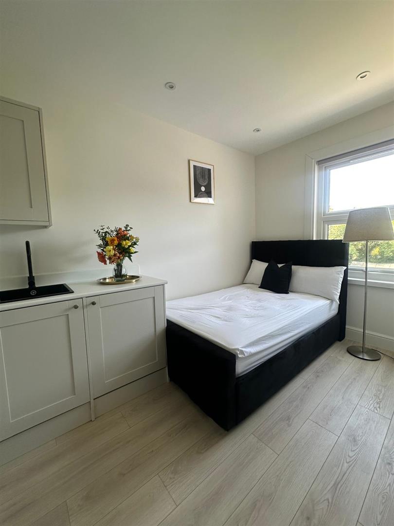 Room Bedford Road in Greater London