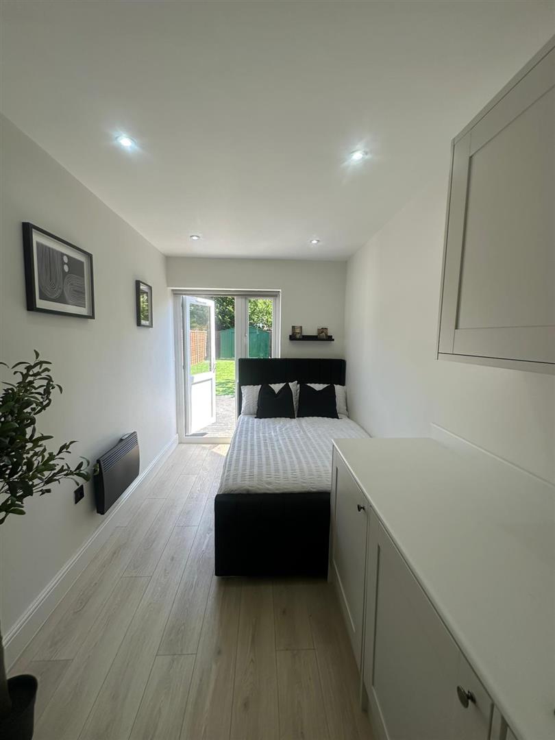 Room Bedford Road in Greater London